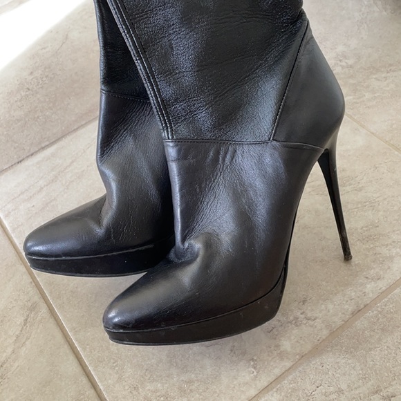 Over the knee Black leather boots. - Picture 3 of 4